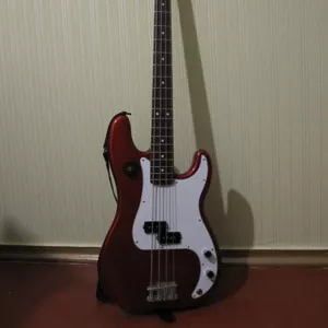 ПРОДАЁТСЯ БАС ГИТАРА FENDER STANDARD PRECISION BASS (Мексика)