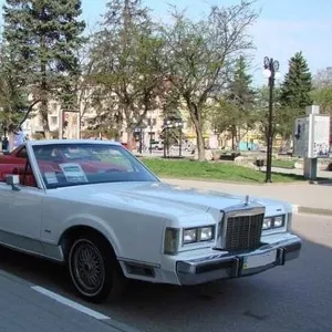 БІЛОСНІЖНИЙ КАБРІОЛЕТ LINCOLN TOWN CAR від 