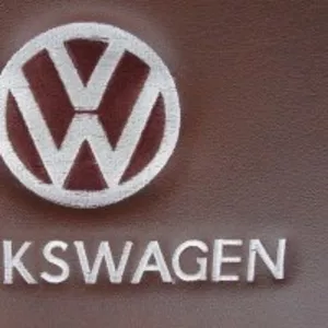 Вышивка логотипа автомобиля Volkswagen (ФольксВаген) с надписью