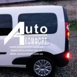 Задний салон,  левое окно,  длинная база на автомобиль Renault Kangoo 08