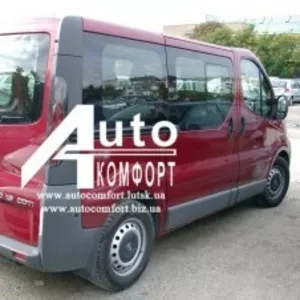 Задний салон,  правое окно,  короткая база на Renault Trafic