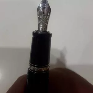 Брендовая ручка Montblanc.