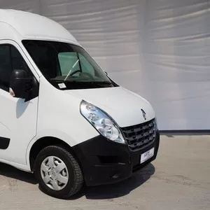 Водитель с личным грузовым микроавтобусом Renault Master 3